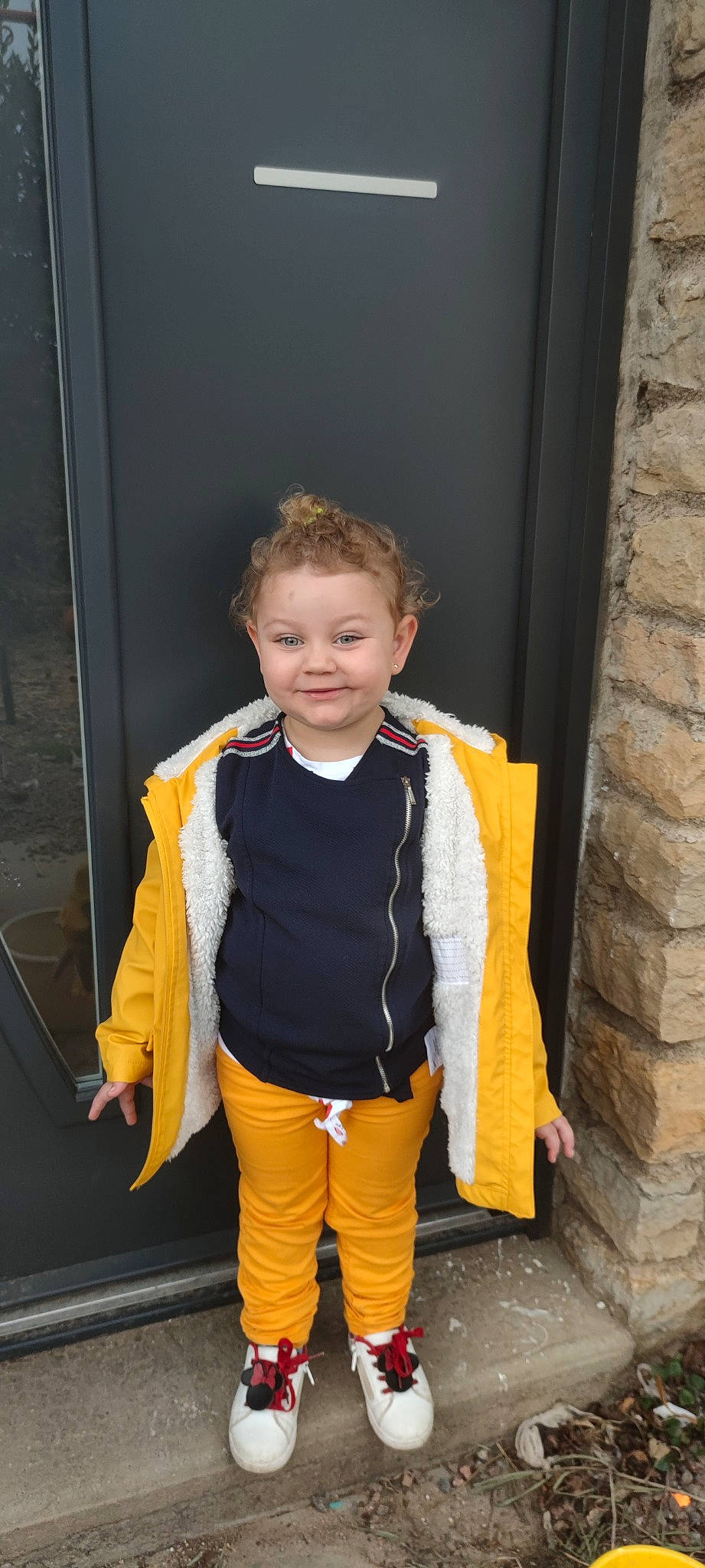 Kally participe au concours pour gagner de l'argent avec cette photo : blond, child, child_model, costume, denim, electric_blue, formal_wear, fun, happy, joy, leisure, person, room, sleeve, smile, street_fashion, tie, toddler, tourism, tuxedo