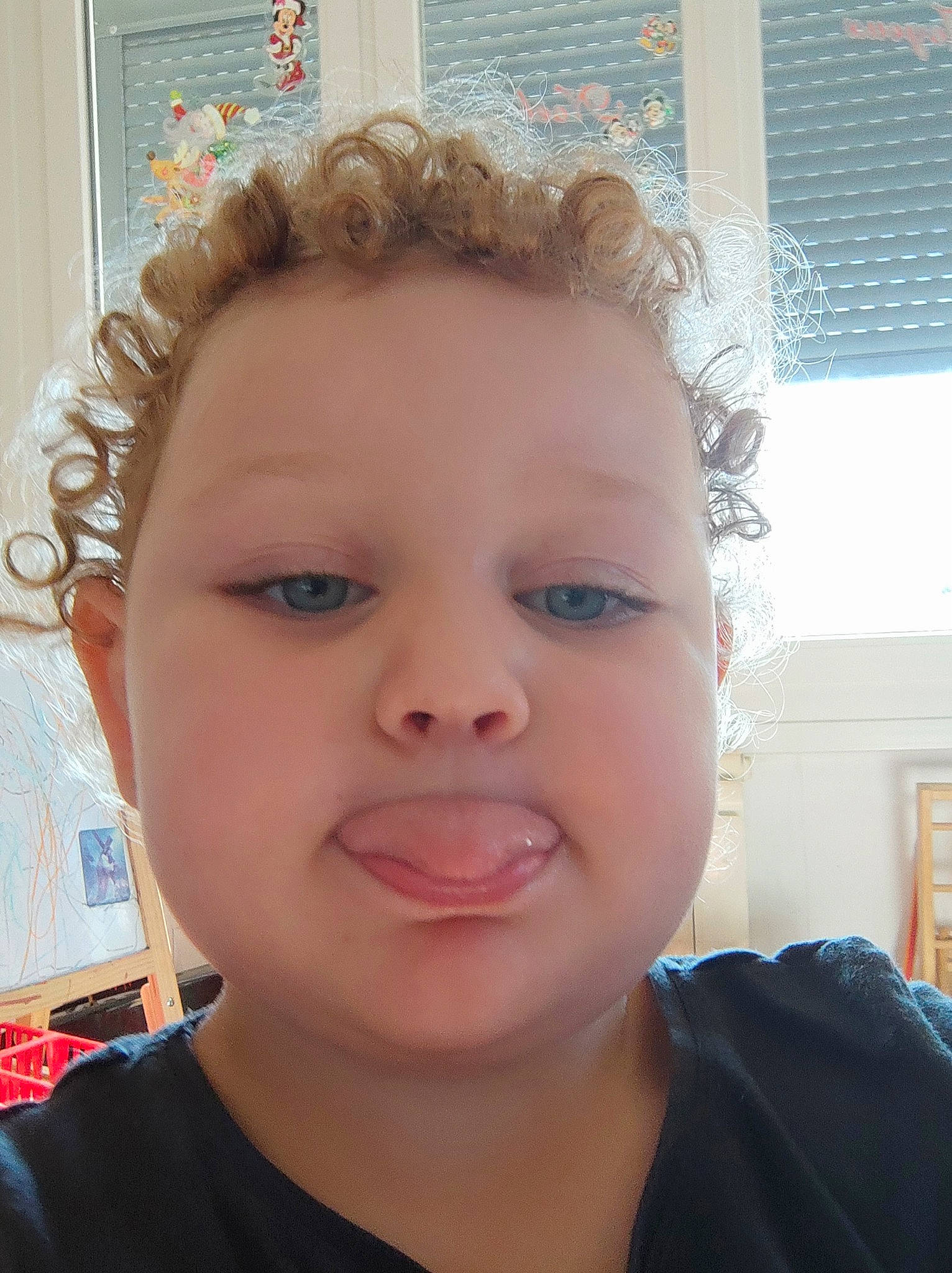 Kally participe au concours pour gagner de l'argent avec cette photo : blond, brown_hair, cheek, child, ear, electric_blue, eyebrow, eyelash, forehead, fun, happy, iris, jaw, lip, mouth, neck, nose, person, selfie, skin