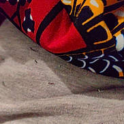 Eli a rejoint le concours — aidez-le/la à gagner de superbes lots ! carmine, dress, electric_blue, fashion_accessory, flooring, font, foot, grey, human_leg, jeans, jersey, knee, linens, outdoor_shoe, pattern, sleeve, sportswear, t_shirt, thigh, tints_and_shades