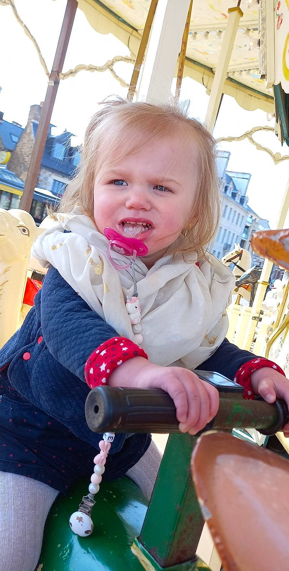 Naomie a rejoint le concours — aidez-le/la à gagner de superbes lots ! baby, baby_carriage, baby_toddler_clothing, chair, cheek, child, facial_expression, fun, happy, human_body, human_settlement, lap, leisure, mammal, person, pink, product, recreation, skin, smile