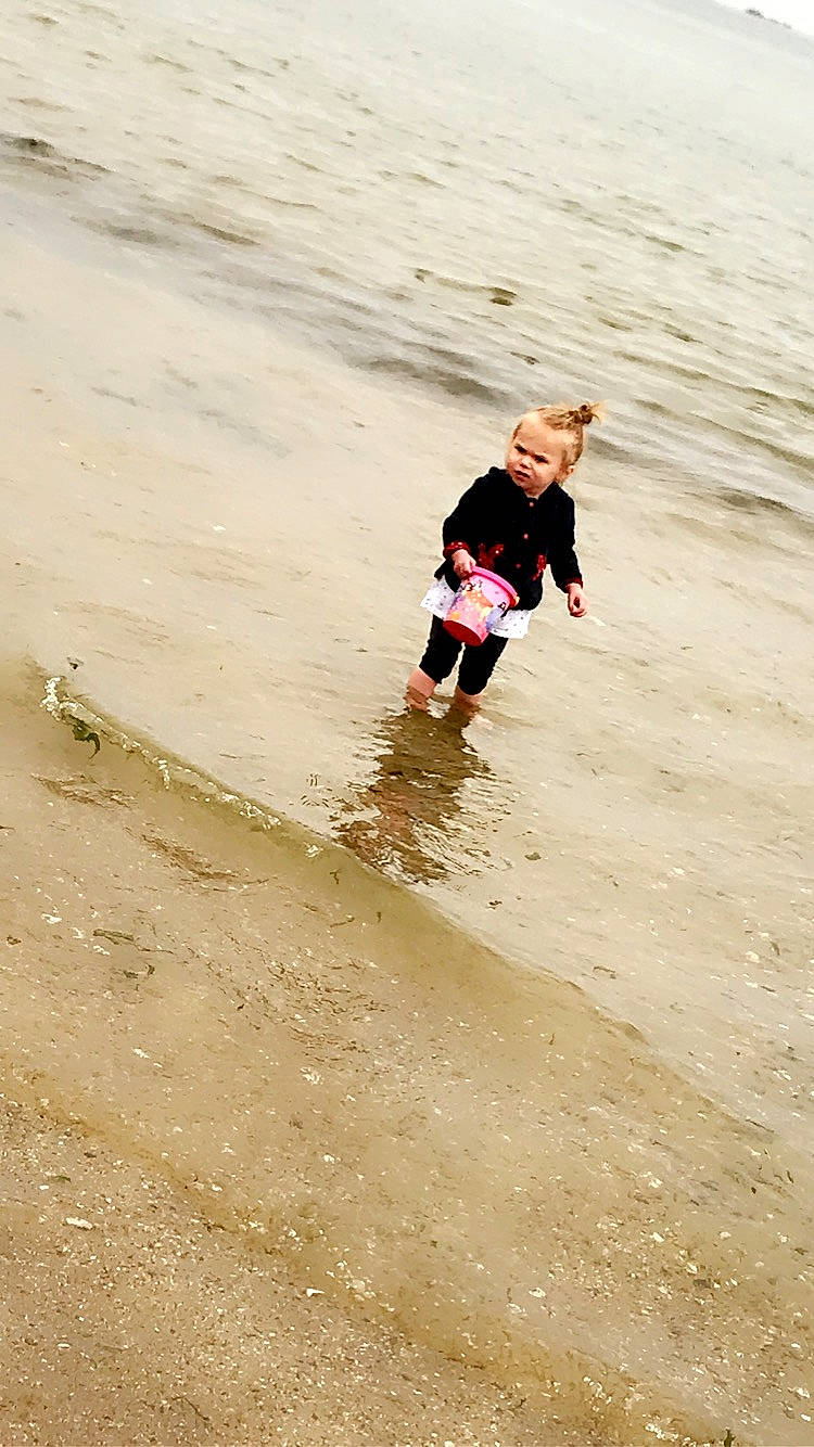 Naomie a rejoint le concours — aidez-le/la à gagner de superbes lots ! beach, coast, coastal_and_oceanic_landforms, fun, happy, landscape, leisure, ocean, people_in_nature, people_on_beach, person, play, recreation, sand, shadow, singing_sand, soil, toddler, water, wave