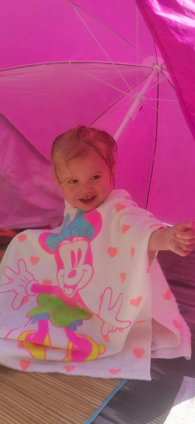 Naomie a rejoint le concours — aidez-le/la à gagner de superbes lots ! baby, baby_toddler_clothing, fun, happy, joy, linens, magenta, orange, pattern, peach, person, pink, purple, skin, sleeve, smile, t_shirt, textile, tints_and_shades, toddler