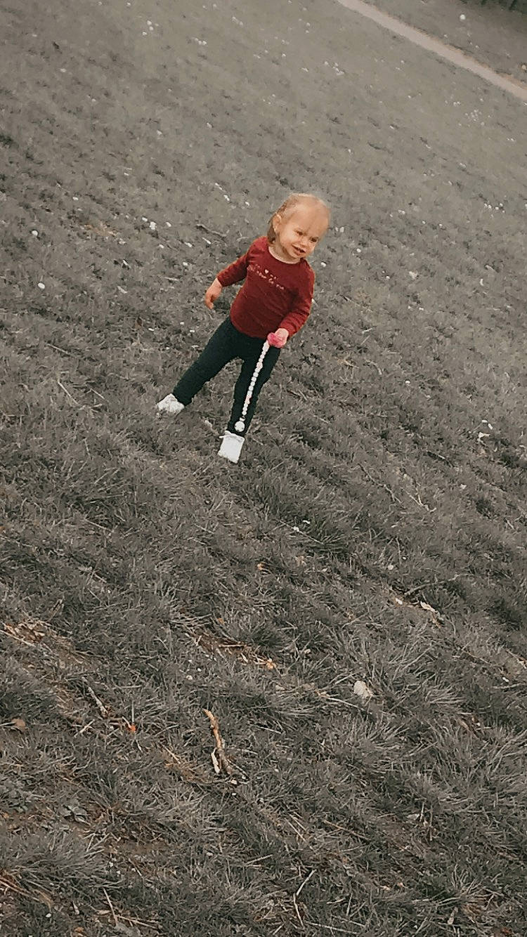 Naomie a rejoint le concours — aidez-le/la à gagner de superbes lots ! asphalt, child, field, fun, grass, grassland, joy, landscape, people_in_nature, person, play, recreation, road_surface, shadow, soil, toddler, walking