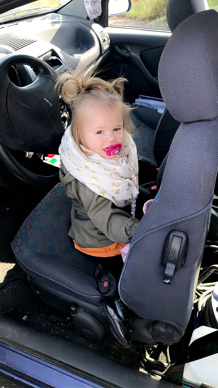 Naomie a rejoint le concours — aidez-le/la à gagner de superbes lots ! auto_part, automotive_design, automotive_exterior, automotive_lighting, automotive_tire, baby, baby_carriage, black, car, car_seat, car_seat_cover, comfort, light, mode_of_transport, motor_vehicle, person, personal_luxury_car, plant, product, toddler