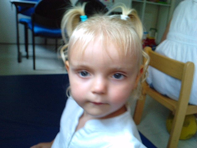 Lindsay a rejoint le concours — aidez-le/la à gagner de superbes lots ! baby_toddler_clothing, blond, brown_hair, chair, cheek, child, eye, eyelash, hairstyle, iris, linens, person, toddler