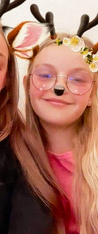 Lindsay a rejoint le concours — aidez-le/la à gagner de superbes lots ! beauty, blond, brown, cheek, chin, cool, eye_glass_accessory, eyebrow, eyewear, facial_expression, fun, glasses, happy, joy, lip, long_hair, peach, person, selfie, smile