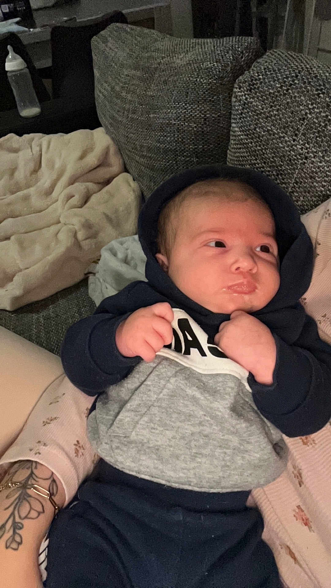 Thiago a rejoint le concours — aidez-le/la à gagner de superbes lots ! baby, infant, hoodie, clothing, person, face, hand, tattoo, couch, blanket, arm, comfort, indoor, portrait, expression, resting, cozy, casual, child, soft