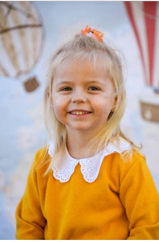 Adisson a rejoint le concours — aidez-le/la à gagner de superbes lots ! baby_toddler_clothing, blond, child, clothing, costume_hat, event, eye, fun, hair, happy, head, headpiece, iris, joy, orange, party_supply, people_in_nature, person, room, sleeve