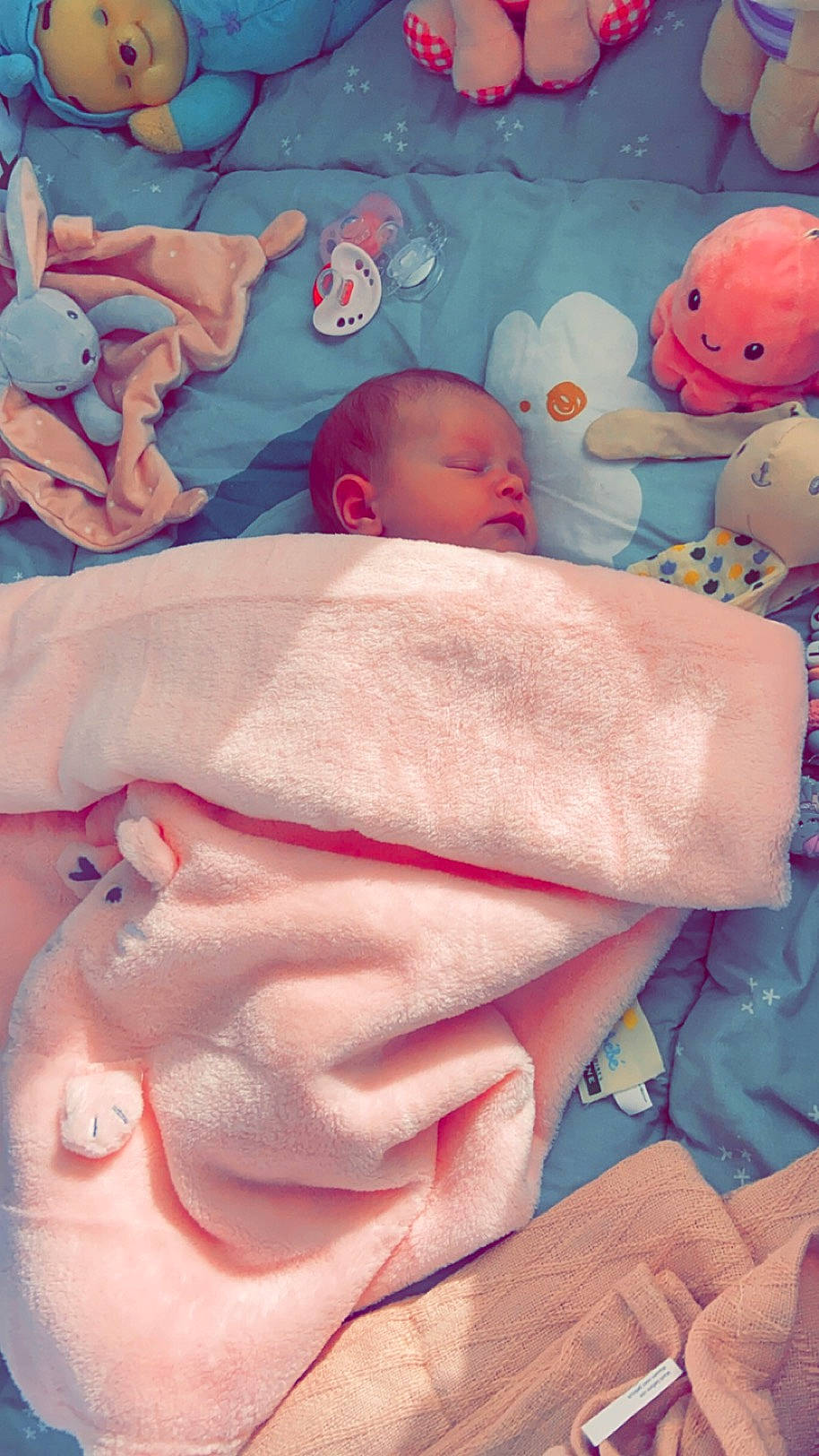 Lauryne a rejoint le concours — aidez-le/la à gagner de superbes lots ! baby, baby_products, baby_safety, baby_sleeping, baby_toys, bed, bed_sheet, bedding, bedtime, cheek, child, comfort, infant_bed, linens, mouth, person, pink, room, skin, toddler