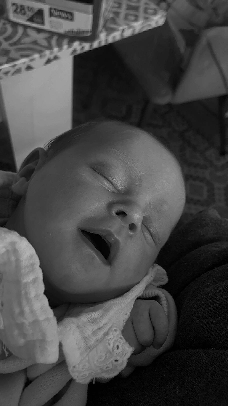 Lauryne a rejoint le concours — aidez-le/la à gagner de superbes lots ! baby, baby_toddler_clothing, bedtime, cheek, child, comfort, ear, eyebrow, fun, happy, iris, lip, monochrome, monochrome_photography, mouth, nose, person, portrait_photography, room, skin