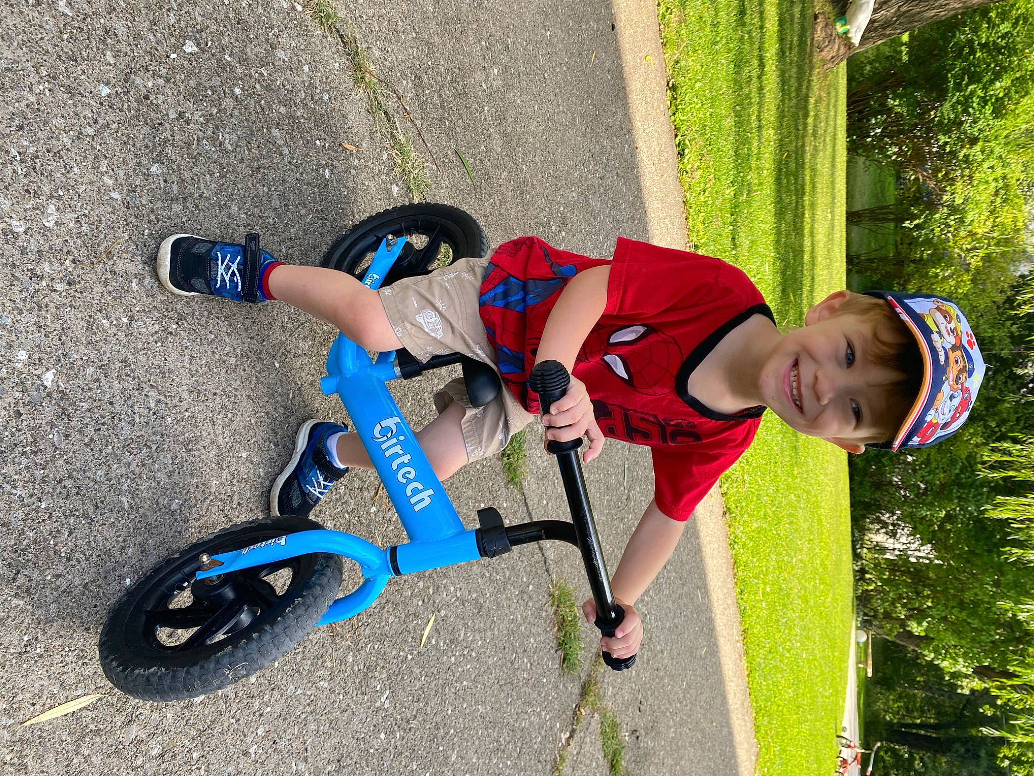 Korben is registered to the contest to win money with this photo: bicycle, bicycle_accessory, bicycle_fork, bicycle_frame, bicycle_handlebar, bicycle_helmet, bicycle_tire, bicycle_wheel, bicycles_equipment_and_supplies, cycle_sport, cycling, helmet, joy, person, recreation, shorts, sportswear, tire, toddler, tree