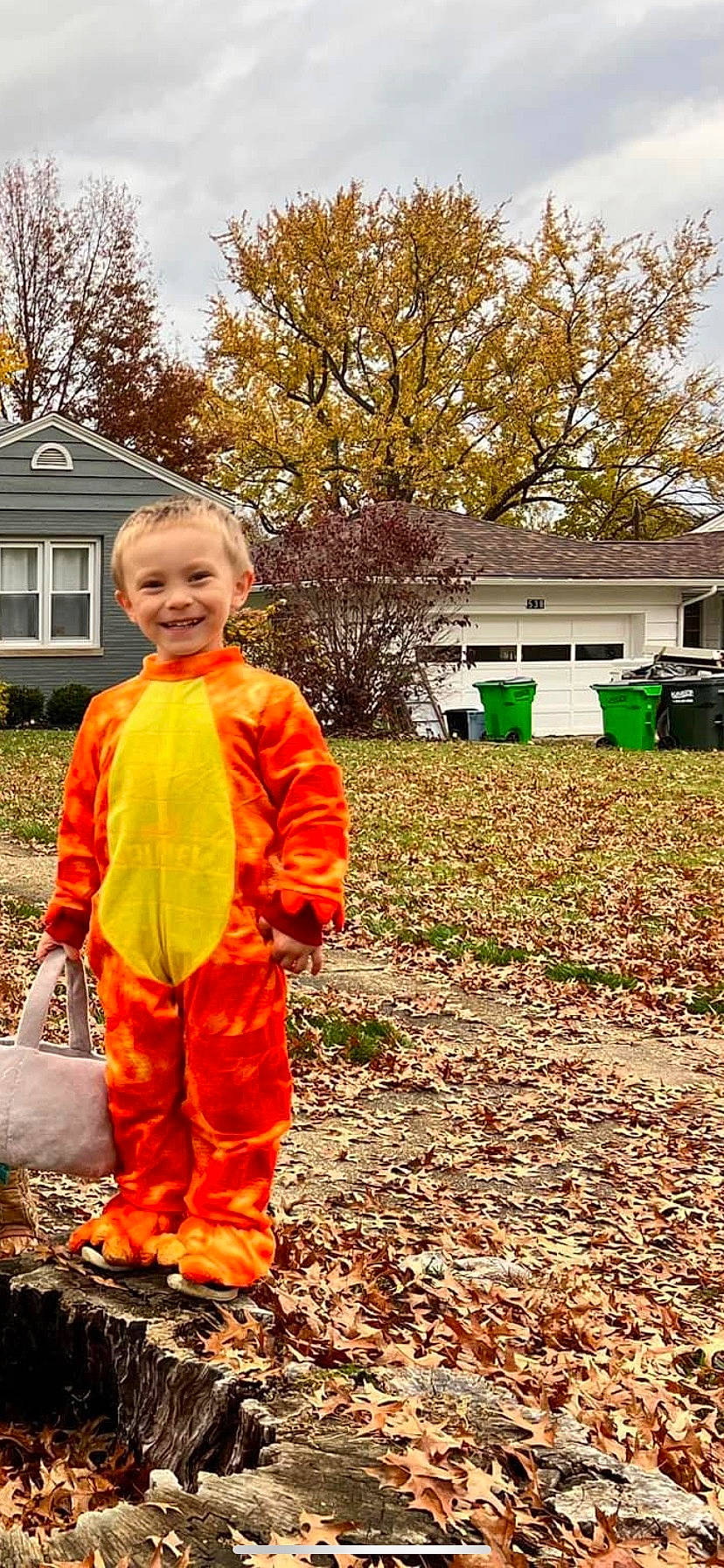 Korben is registered to the contest to win money with this photo: baby_toddler_clothing, fun, grass, happy, house, jacket, joy, landscape, leisure, people_in_nature, person, plant, recreation, sky, sleeve, smile, soil, toddler, tree, window