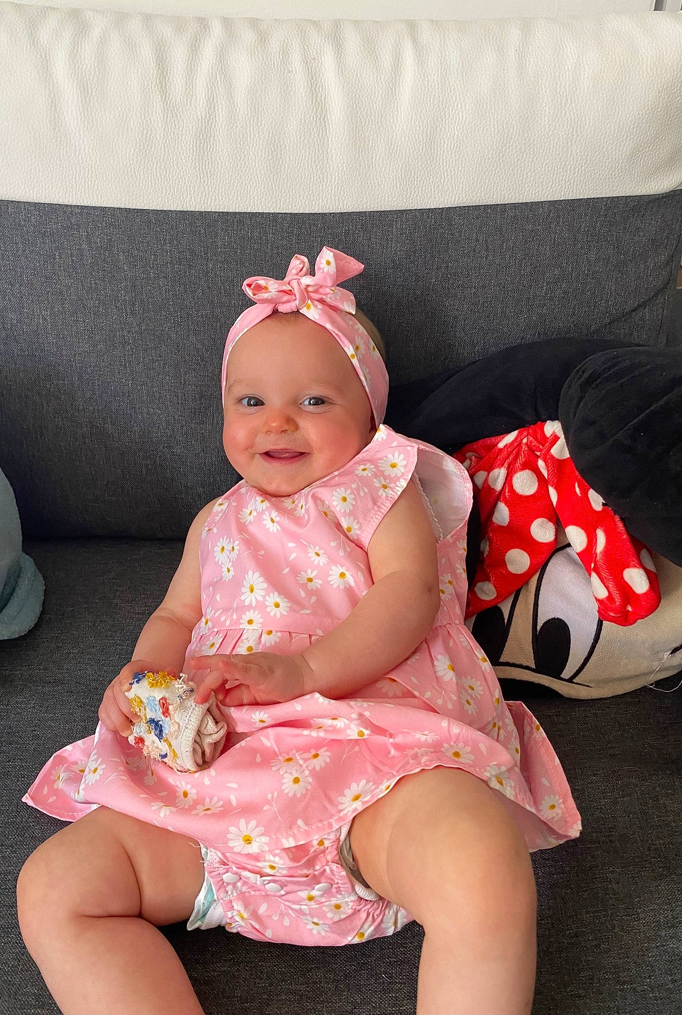 Lila a rejoint le concours — aidez-le/la à gagner de superbes lots ! baby, baby_toddler_clothing, comfort, dress, embellishment, happy, headband, headwear, human_leg, joy, lap, magenta, pattern, person, pink, product, sitting, sleeve, smile, sock