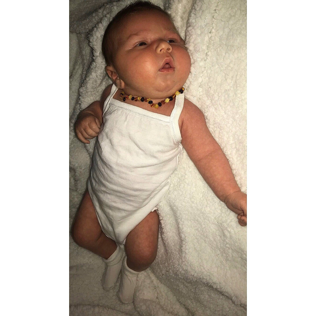 Maël participe au concours pour gagner de l'argent avec cette photo : abdomen, arm, beige, child, infant, joint, neck, person, product, sleeve, t_shirt, toddler