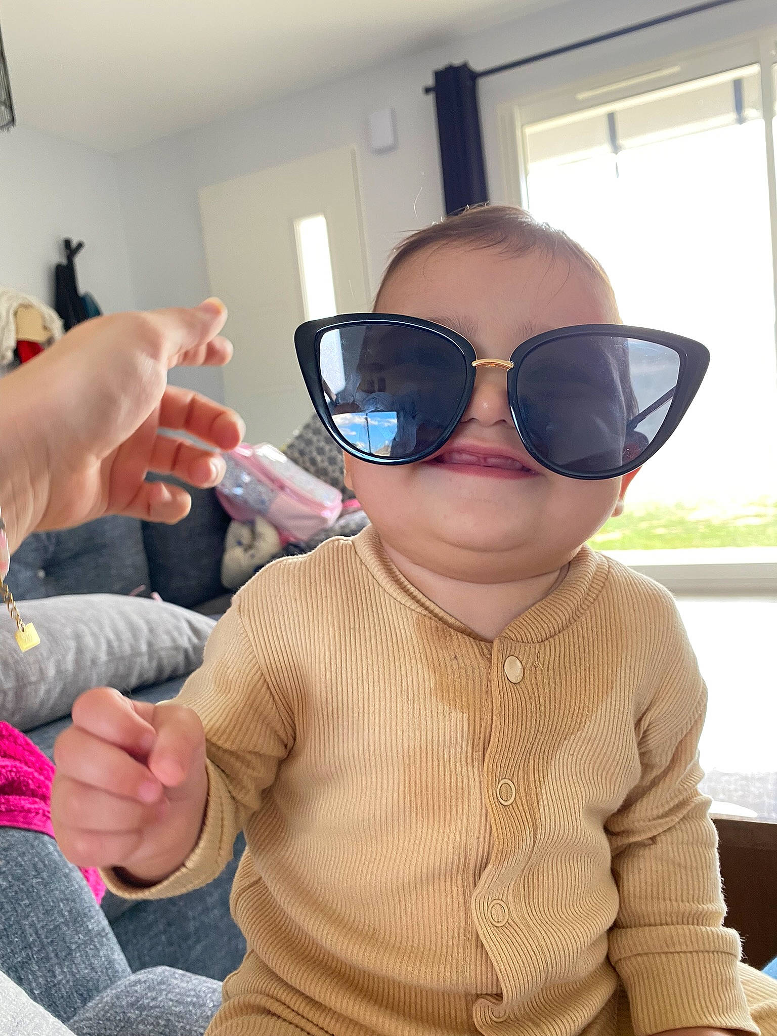 Alia a rejoint le concours — aidez-le/la à gagner de superbes lots ! cool, eye_glass_accessory, eyewear, face, facial_expression, finger, gesture, glasses, goggles, hairstyle, hand, head, human, lip, mouth, nose, person, skin, sunglasses, vision_care