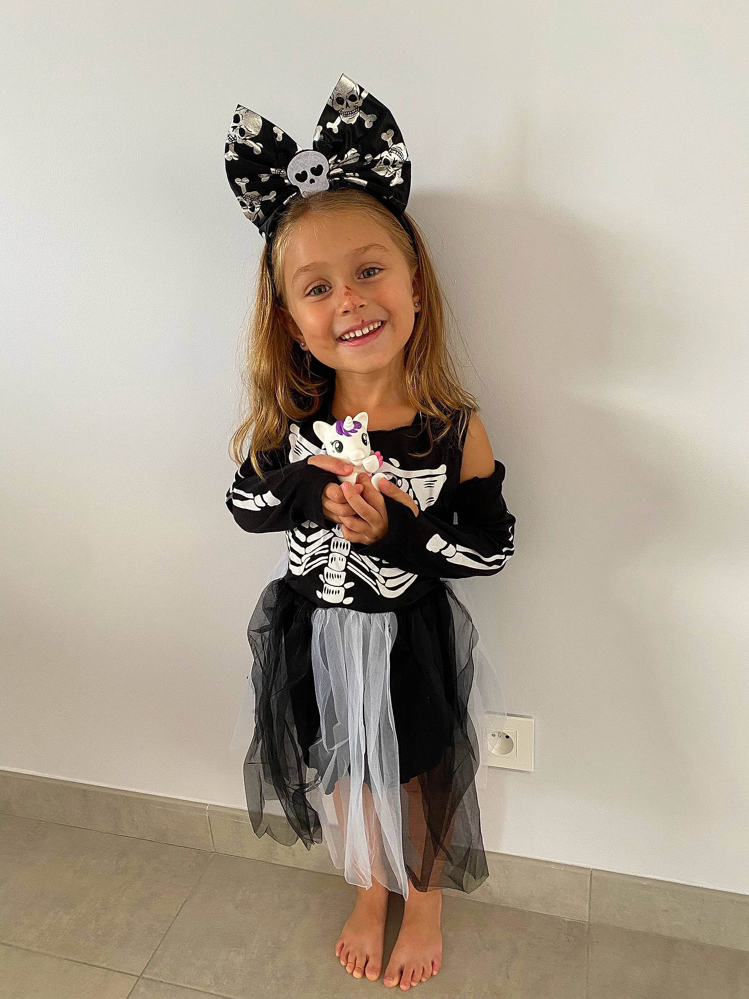 émilia participe au concours pour gagner de l'argent avec cette photo : day_dress, embellishment, event, face, fashion_design, fashion_model, flash_photography, formal_wear, gesture, happy, headgear, headpiece, jewellery, joy, long_hair, one_piece_garment, person, sleeve, smile, thigh