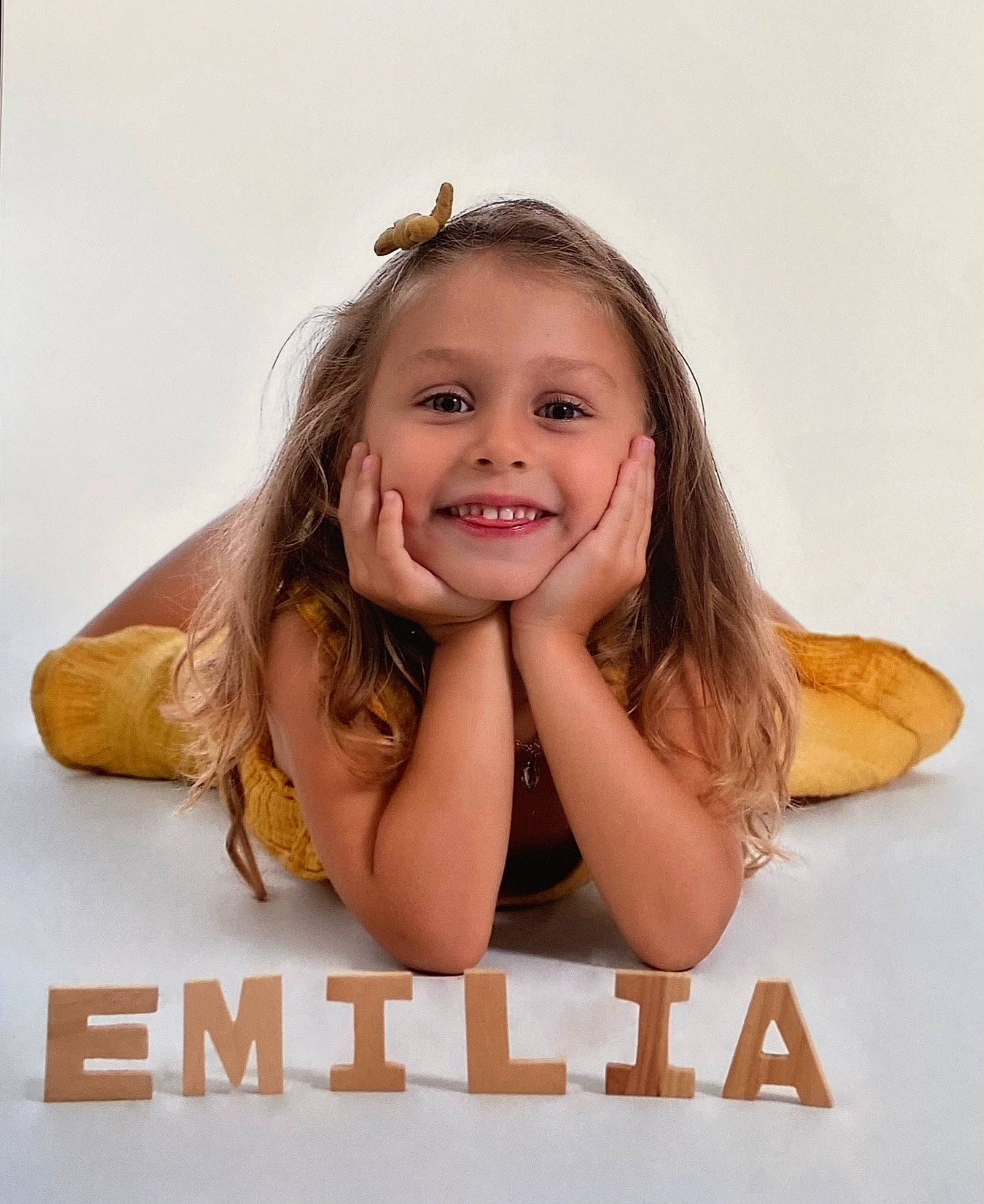 émilia participe au concours pour gagner de l'argent avec cette photo : blond, brown_hair, child, comfort, eyebrow, eyelash, finger, flash_photography, font, fun, gesture, hair, happy, joy, long_hair, person, room, sitting, skin, sleeve