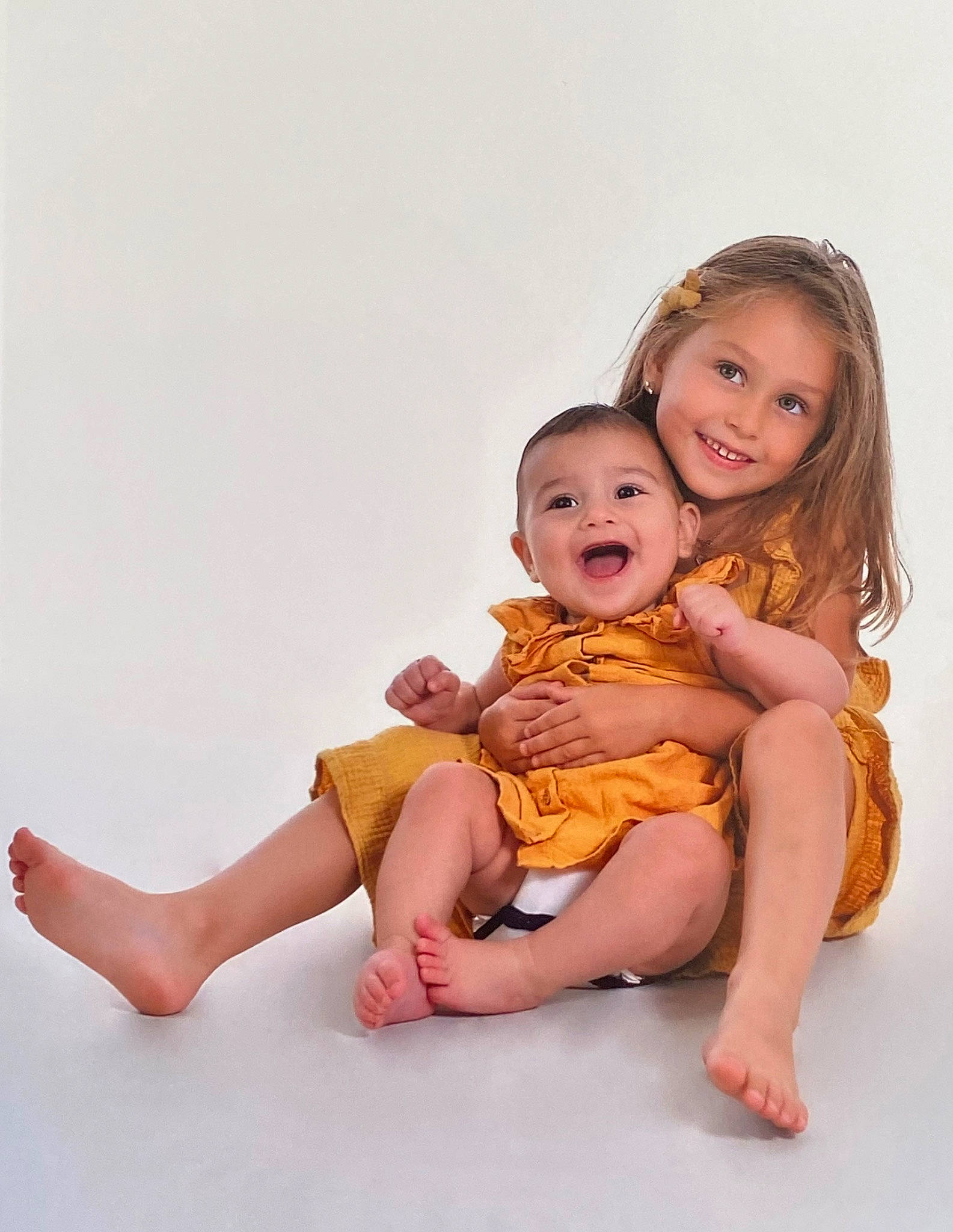 émilia participe au concours pour gagner de l'argent avec cette photo : baby, baby_toddler_clothing, barefoot, cheek, child, comfort, face, flash_photography, fun, gesture, happy, head, human_leg, joy, people_in_nature, person, playing_with_kids, skin, smile, stomach