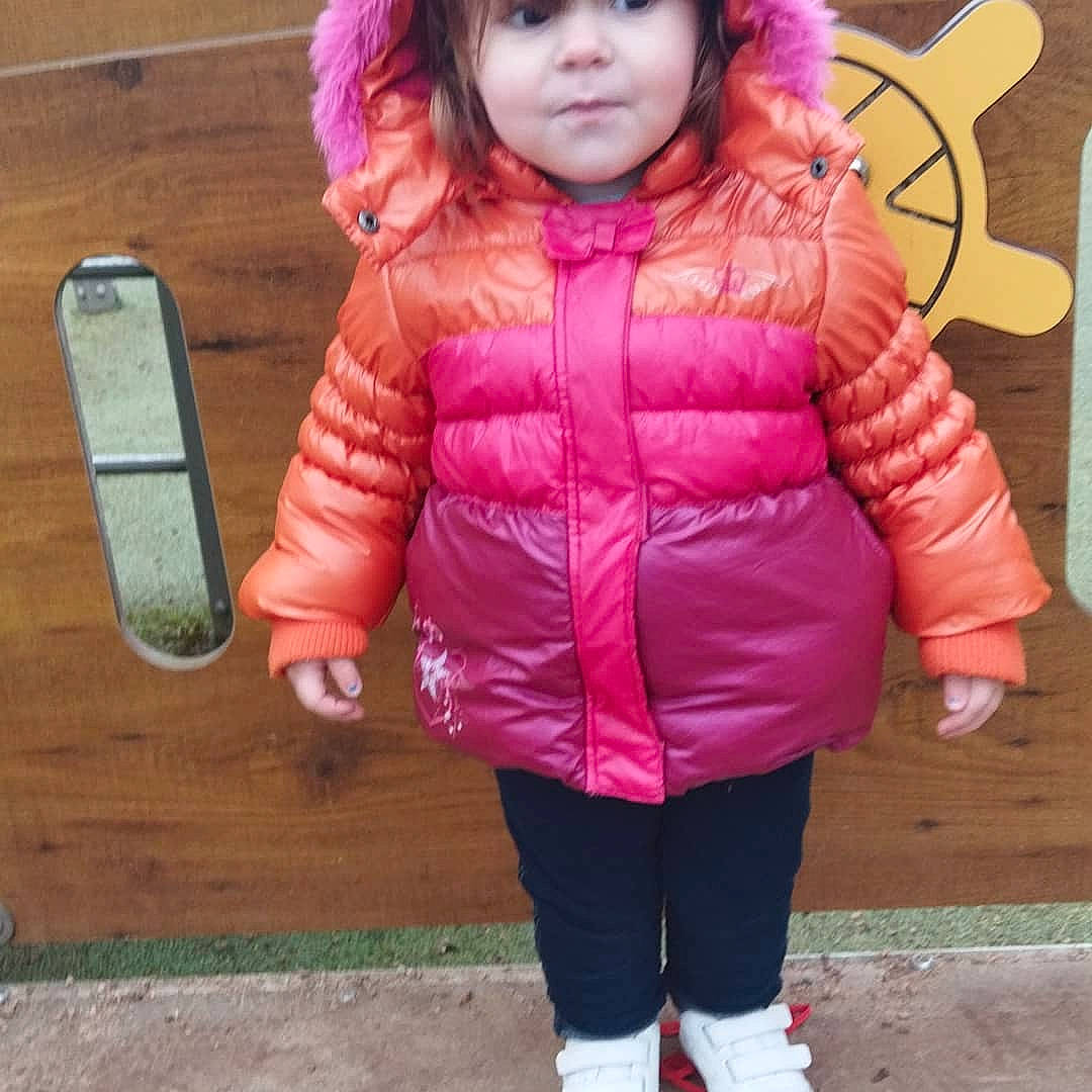 Catalyna a rejoint le concours — aidez-le/la à gagner de superbes lots ! baby_toddler_clothing, clothing, communication_device, fashion, happy, headwear, jacket, magenta, mobile_phone, outerwear, person, photograph, pink, portable_communications_device, skin, sleeve, snapshot, standing, textile, thigh