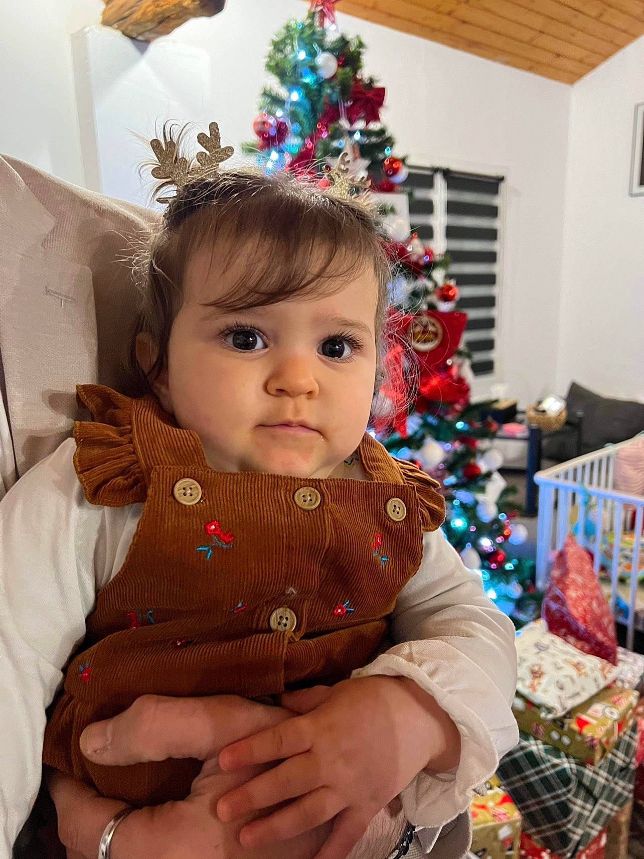 Aïnara participe au concours pour gagner de l'argent avec cette photo : baby, baby_toddler_clothing, cheek, child, christmas, christmas_decoration, christmas_eve, christmas_ornament, christmas_tree, event, happy, head, holiday, holiday_ornament, lap, ornament, person, sitting, sleeve, toddler