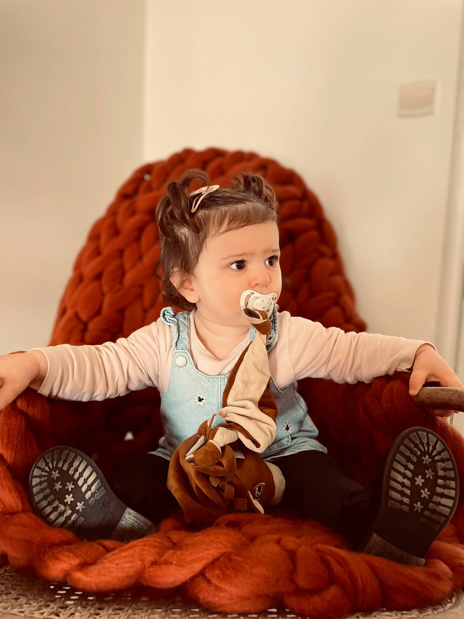 Aïnara participe au concours pour gagner de l'argent avec cette photo : arm, cheek, child, comfort, finger, flooring, foot, hand, happy, human_leg, knee, leg, person, shoe, sitting, skin, thigh, thumb, toy, wood