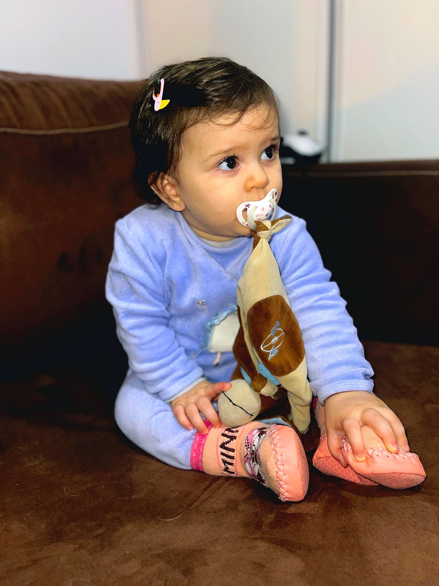 Aïnara a rejoint le concours — aidez-le/la à gagner de superbes lots ! arm, baby, baby_toddler_clothing, bottle, cheek, comfort, drinkware, finger, flooring, foot, fun, head, human_body, knee, person, skin, sleeve, thigh, thumb, toddler