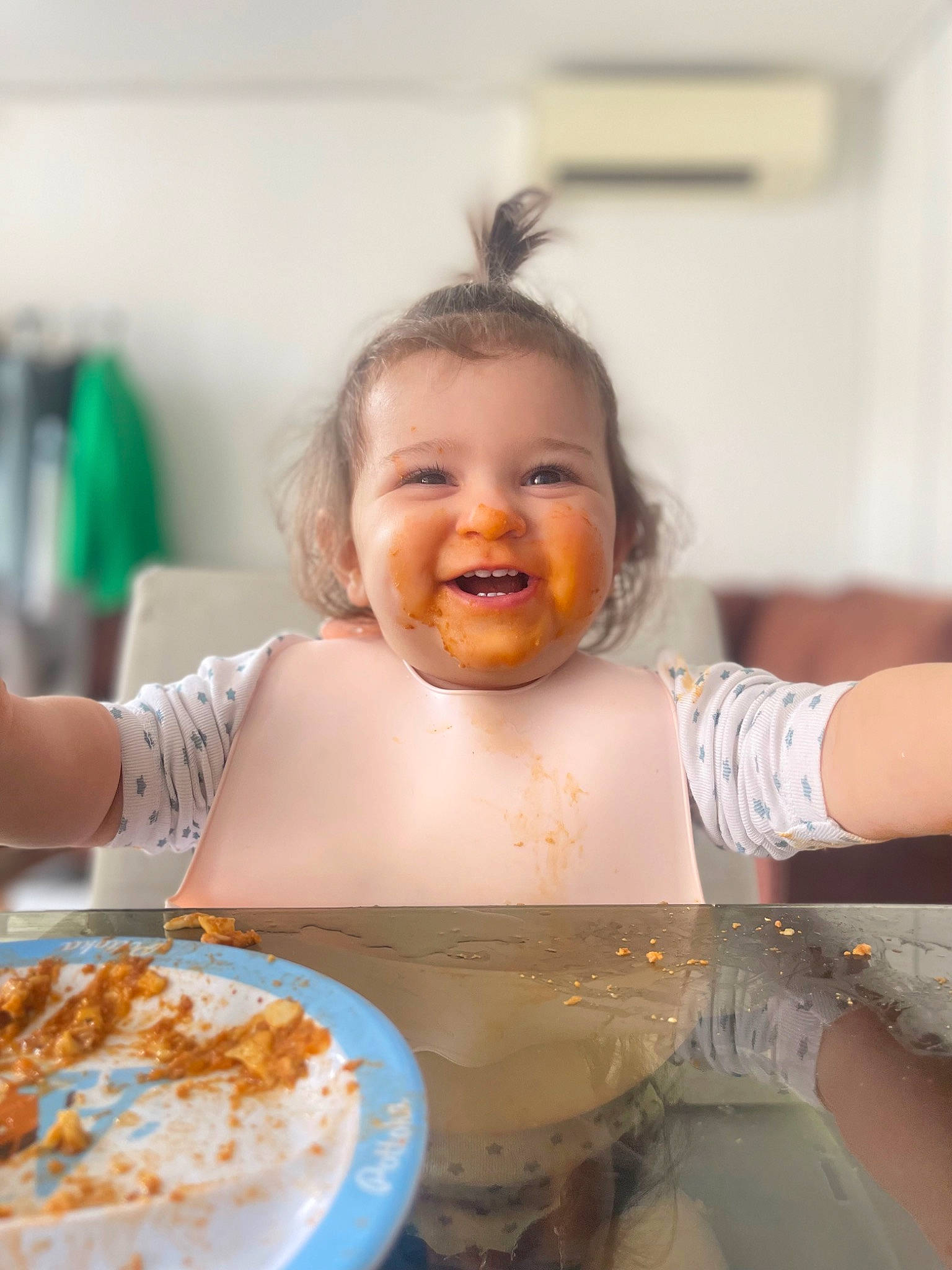 Aïnara a rejoint le concours — aidez-le/la à gagner de superbes lots ! bathing, chair, child, comfort_food, cuisine, dish, dishware, eating, event, food, happy, ingredient, joy, person, plate, recipe, serveware, smile, sweetness, table