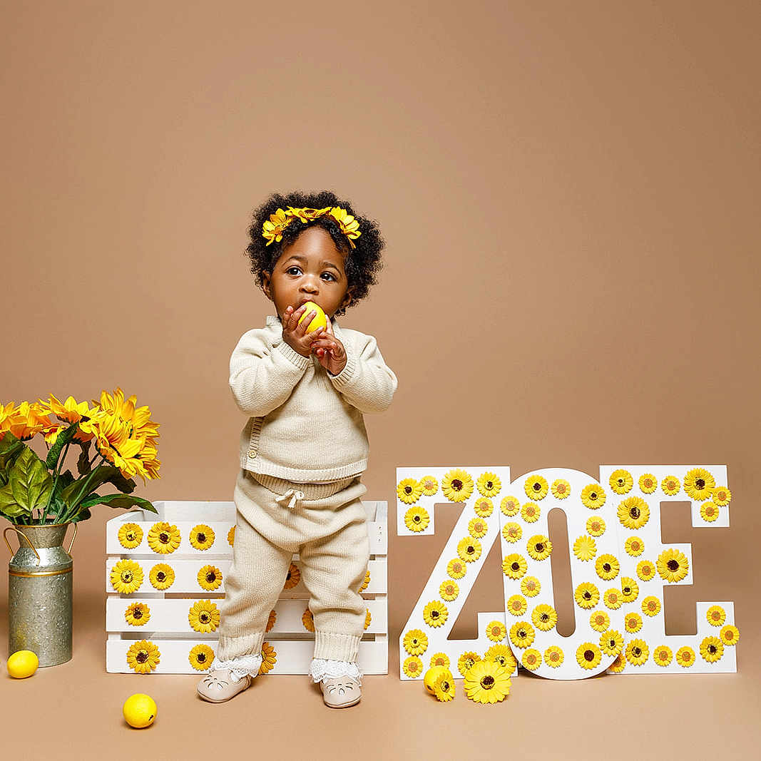 Zoé is registered to the contest to win money with this photo: baby, daisy, face, flower, flowerarrangement, flowerbouquet, food, head, jar, medication, number, person, photography, pill, plant, portrait, pottedplant, pottery, symbol, text