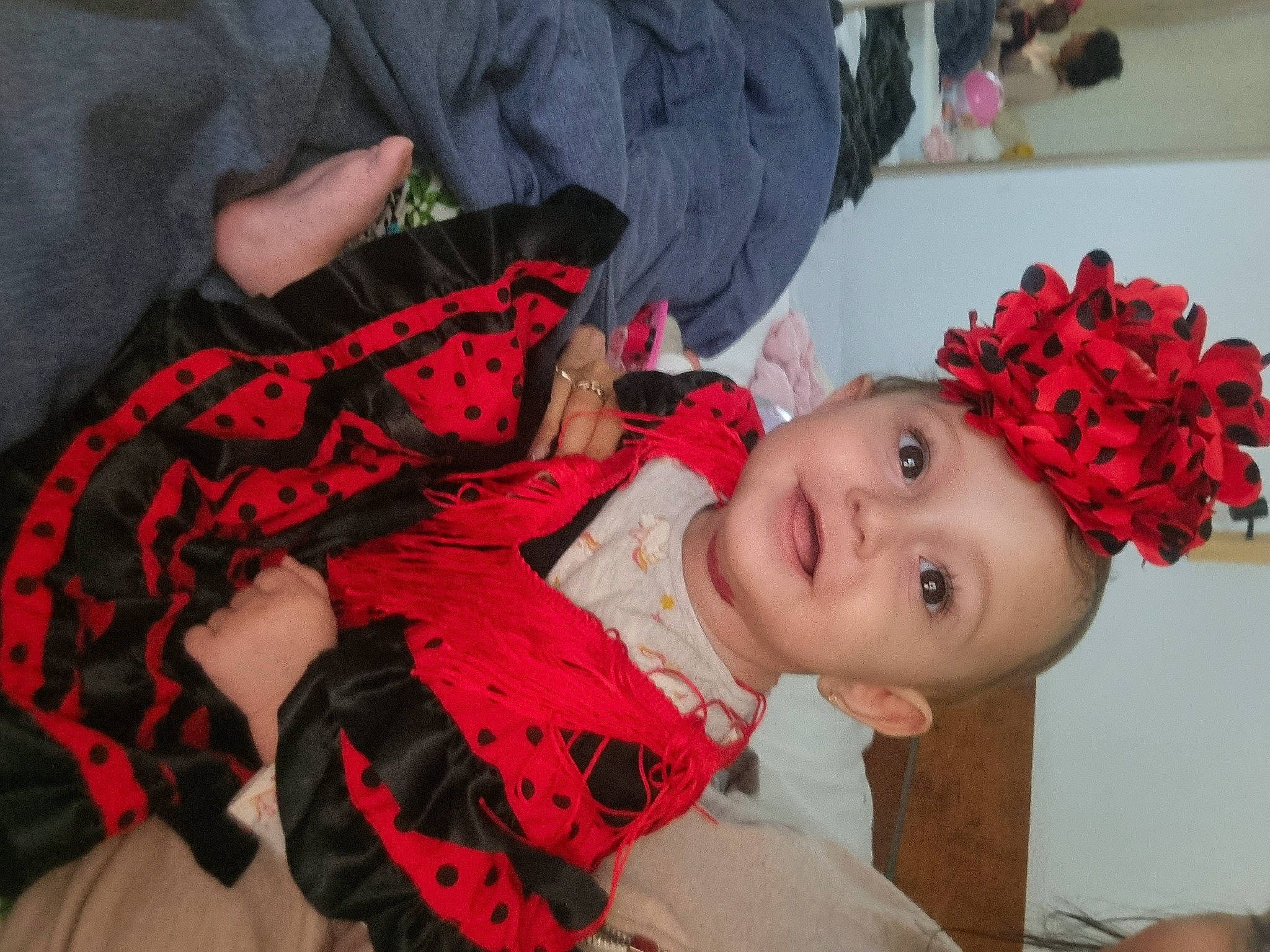 Lucciana a rejoint le concours — aidez-le/la à gagner de superbes lots ! baby, baby_toddler_clothing, carmine, cheek, child, event, fun, happy, joy, orange, pattern, person, pink, plant, red, room, sleeve, smile, toddler, tradition