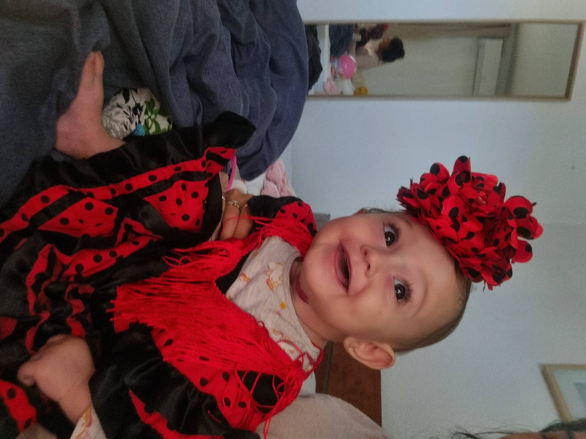 Lucciana a rejoint le concours — aidez-le/la à gagner de superbes lots ! baby, baby_toddler_clothing, black, carmine, child, event, eyelash, fashion_design, flower, fun, hair_accessory, happy, headpiece, joy, pattern, person, pink, red, room, smile