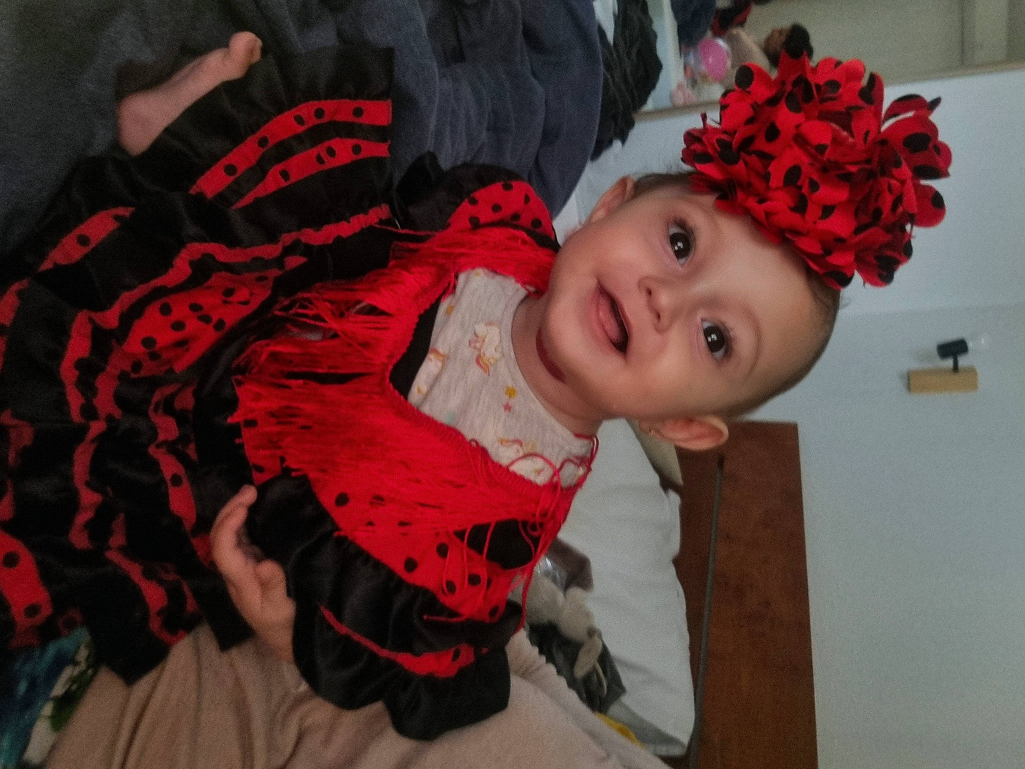 Lucciana participe au concours pour gagner de l'argent avec cette photo : baby, baby_toddler_clothing, carmine, cheek, child, event, fashion_accessory, flower, fun, happy, headwear, lip, magenta, pattern, person, pink, portrait_photography, sleeve, smile, toddler