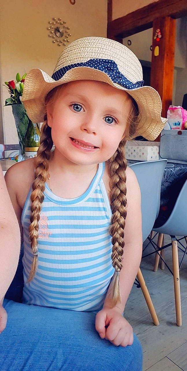 Aria a rejoint le concours — aidez-le/la à gagner de superbes lots ! azure, cap, eye, face, fashion, hairstyle, happy, hat, headwear, iris, joy, mammal, neck, organ, person, photograph, shoulder, skin, smile, sun_hat