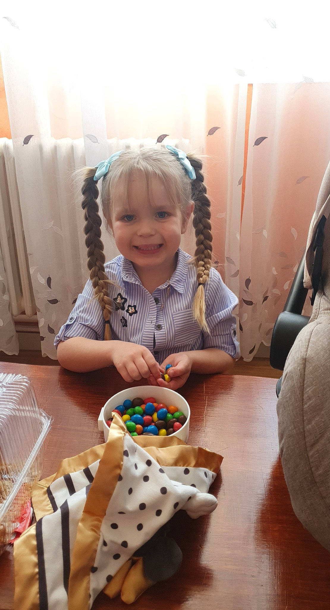 Aria a rejoint le concours — aidez-le/la à gagner de superbes lots ! baby, baking, chair, child, comfort_food, event, flooring, food, fun, happy, holiday, joy, person, plate, play, sitting, smile, sweetness, table, tableware