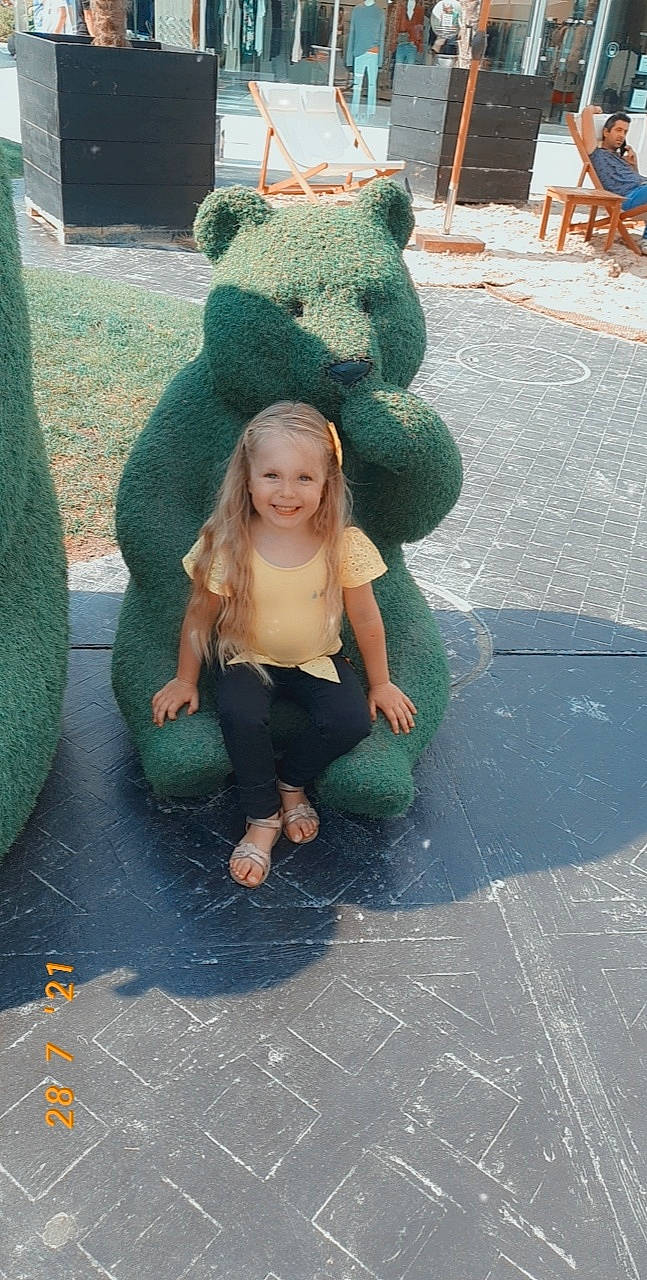 Aria participe au concours pour gagner de l'argent avec cette photo : asphalt, child, flooring, foot, fun, grass, green, happy, human_body, human_leg, joy, leisure, long_hair, mammal, person, photograph, recreation, road_surface, smile, snapshot