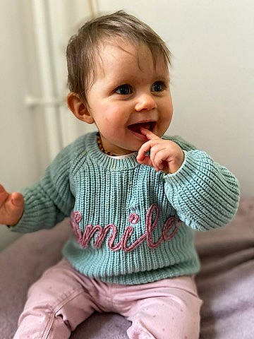 Zoey a rejoint le concours — aidez-le/la à gagner de superbes lots ! arm, baby_toddler_clothing, cheek, clothing, face, finger, floor, gesture, happy, head, human_body, iris, joint, leg, neck, nose, person, shoulder, skin, sleeve