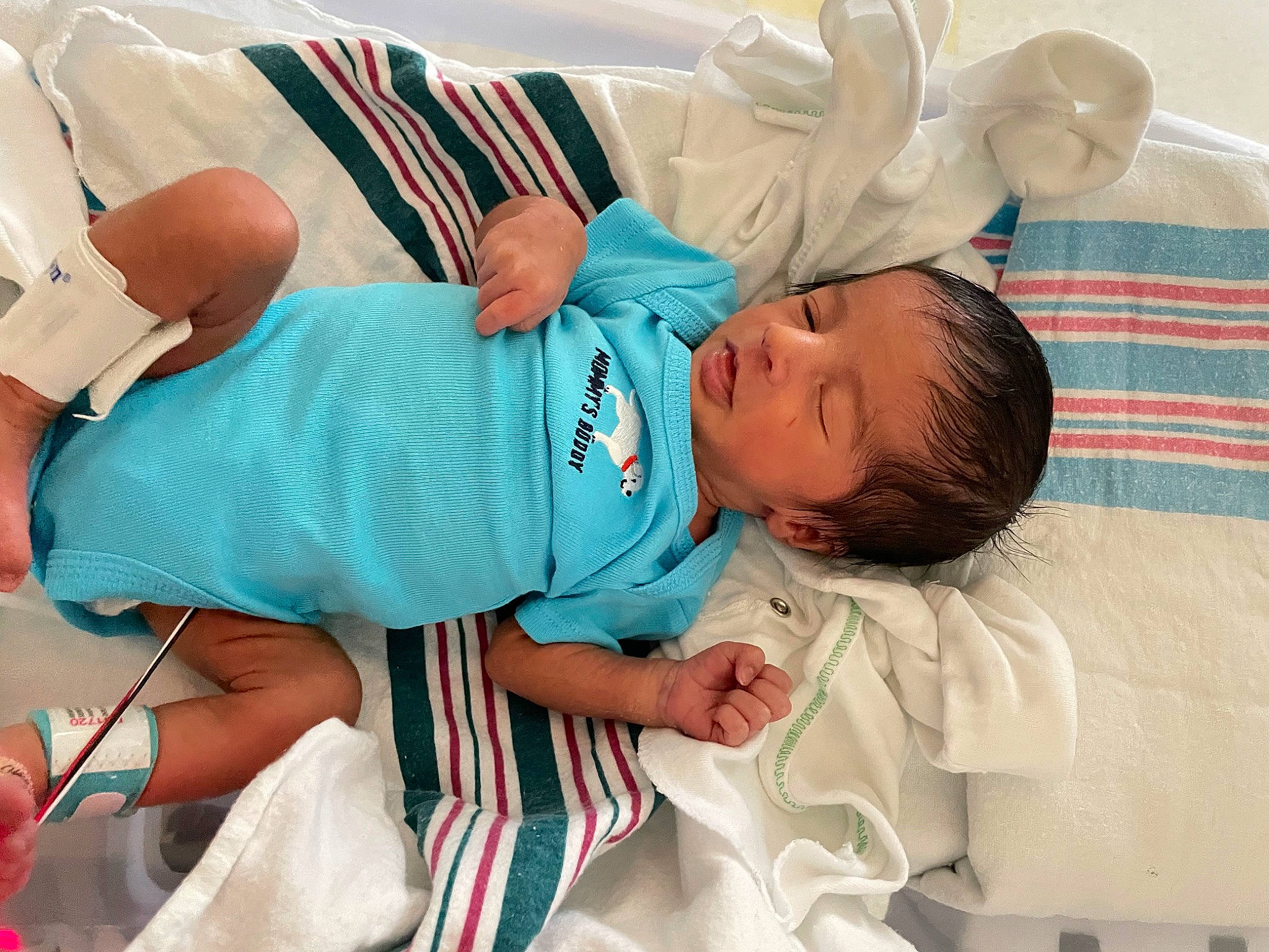 Khalid is registered to the contest to win money with this photo: arm, baby, baby_products, baby_sleeping, baby_toddler_clothing, child, comfort, event, finger, hand, health_care, hospital_bed, joint, knee, leg, linens, person, textile, thigh, toddler