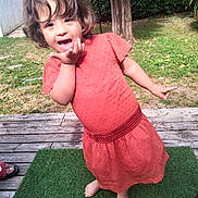 Heyden a rejoint le concours — aidez-le/la à gagner de superbes lots ! backyard, barefoot, child, clothing, dress, face, fashion, female, fun, girl, grass, head, lawn, nature, outdoors, person, photography, plant, portrait, yard