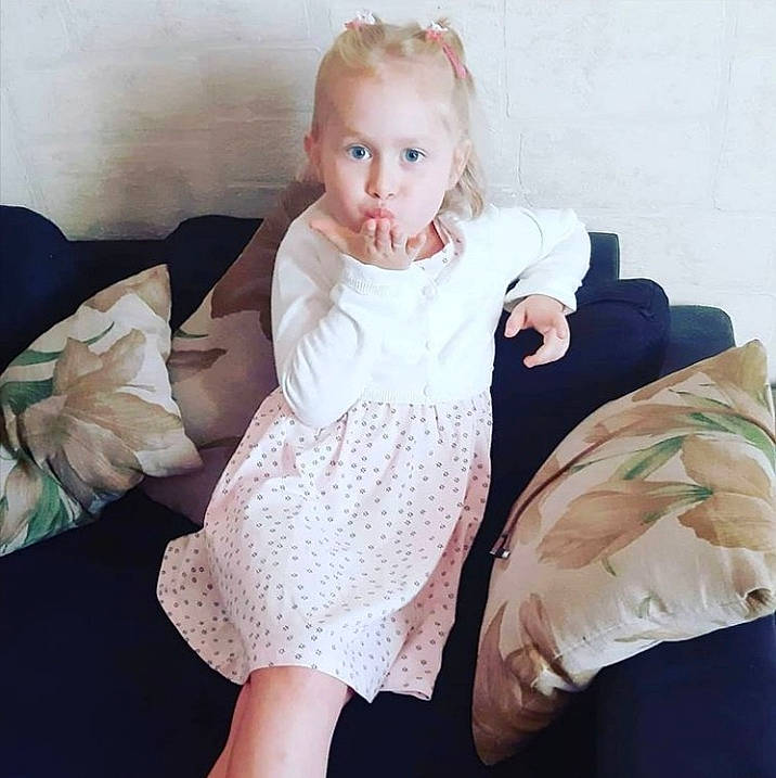 Salomé participe au concours pour gagner de l'argent avec cette photo : baby, baby_toddler_clothing, comfort, dress, eye, finger, hair, hairstyle, hand, happy, head, human_body, leg, neck, outerwear, person, skin, sleeve, textile, thigh