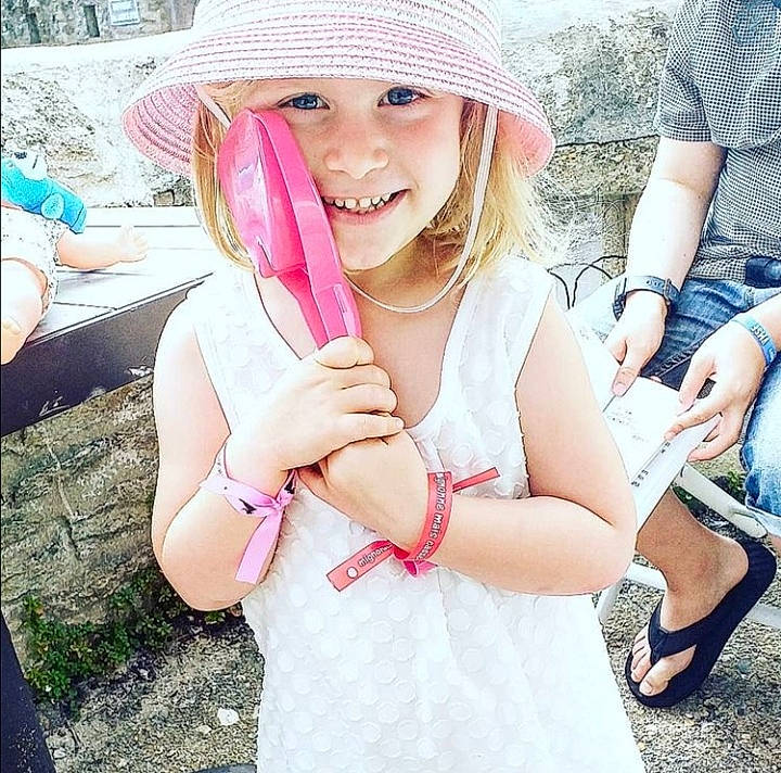 Salomé a rejoint le concours — aidez-le/la à gagner de superbes lots ! blond, cool, finger, fun, gesture, grass, hand, happy, hat, headwear, human_leg, joy, leg, leisure, person, pink, shoe, skin, smile, summer