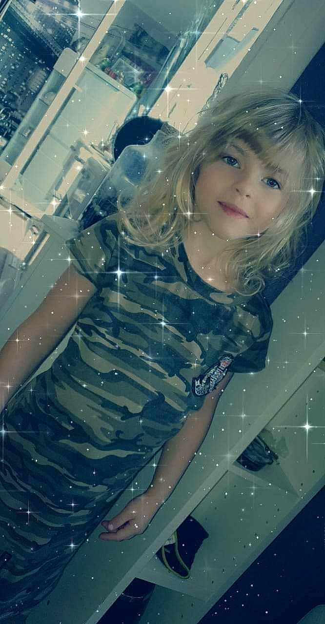 Elyana participe au concours pour gagner de l'argent avec cette photo : bangs, black_hair, blond, cool, dress, electric_blue, eyelash, fashion_accessory, fashion_design, flash_photography, fun, human_leg, jewellery, lip, long_hair, pattern, person, portrait_photography, reflection, thigh