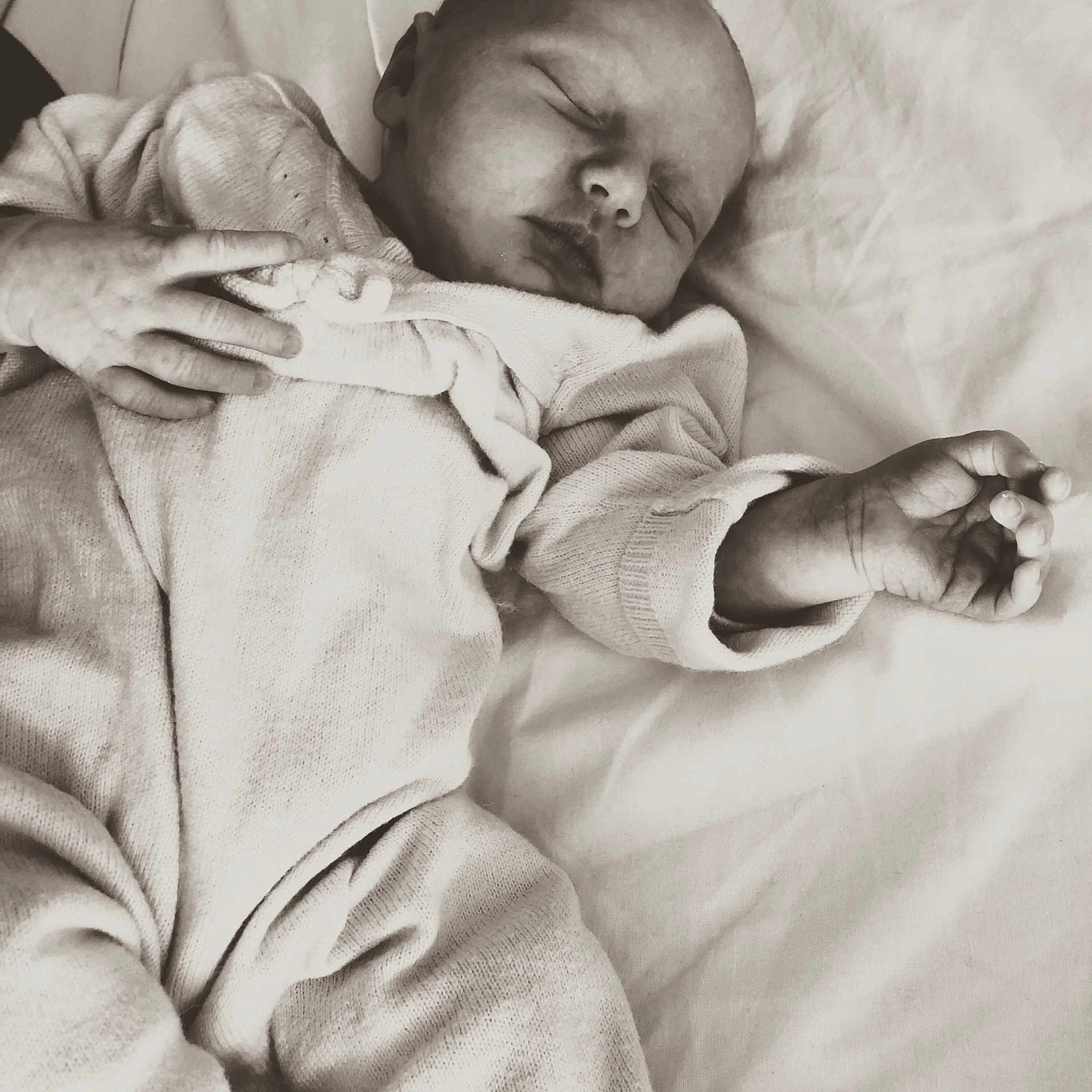 Luna participe au concours pour gagner de l'argent avec cette photo : baby, baby_sleeping, bedtime, black_and_white, child, comfort, gesture, monochrome, nap, photograph, photography, sleep, stock_photography