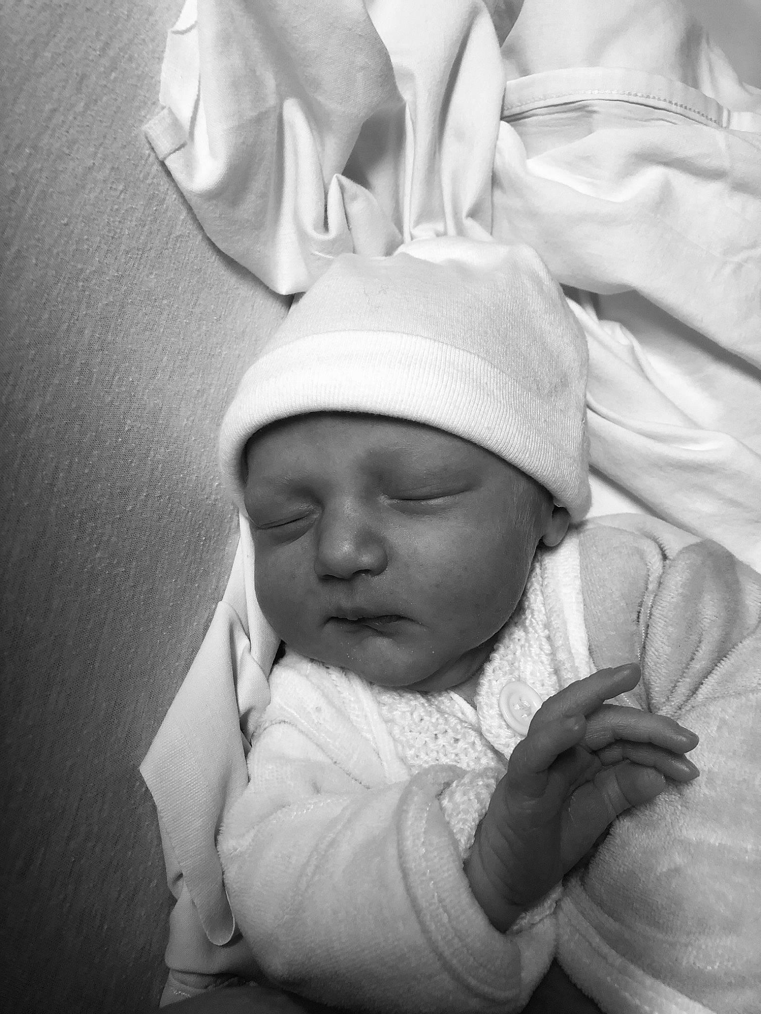 Luna participe au concours pour gagner de l'argent avec cette photo : baby, black_and_white, child, hand, headgear, headwear, monochrome, monochrome_photography, person, photograph, photography, smile, snapshot, stock_photography, style, toddler, white