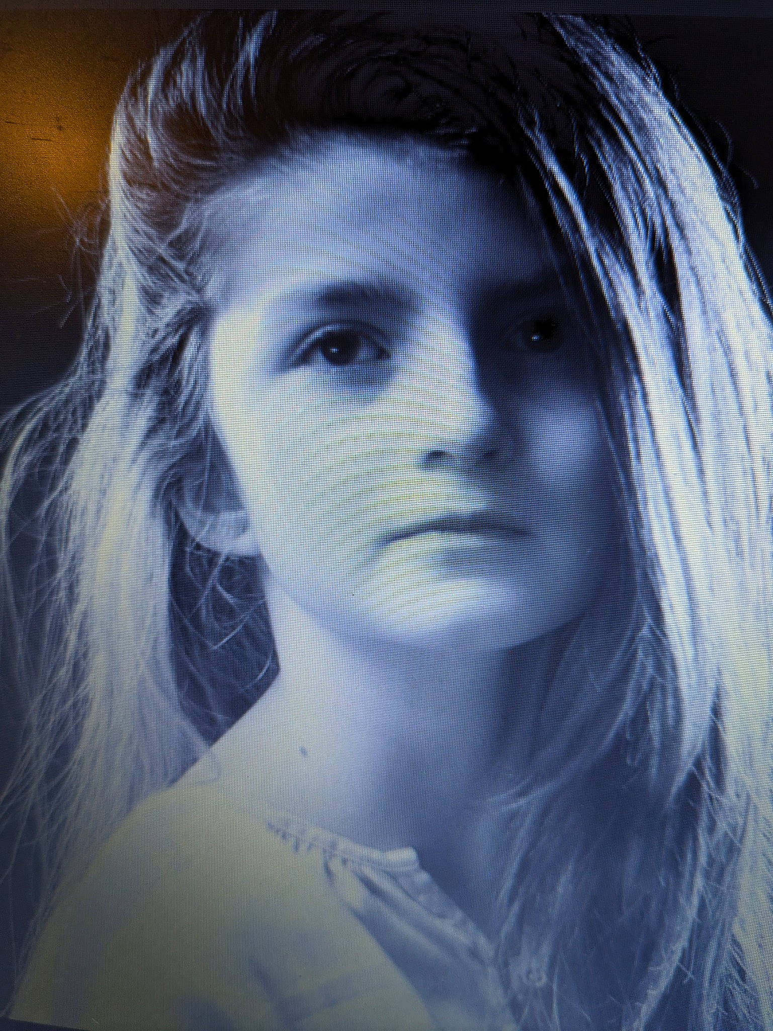 Anaïssa participe au concours pour gagner de l'argent avec cette photo : bangs, black_hair, blond, brown_hair, chin, close_up, cool, darkness, electric_blue, eyebrow, eyelash, flash_photography, iris, jaw, layered_hair, lip, long_hair, neck, person, step_cutting