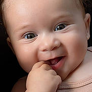 Emy participe au concours pour gagner de l'argent avec cette photo : baby, close_up, face, hand, smile, cheek, eye, infant, skin, expression, cute, child, young, fingers, mouth, joy, innocence, portrait, soft_lighting, adorable