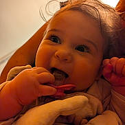 Emy a rejoint le concours — aidez-le/la à gagner de superbes lots ! baby, blanket, chewing, child, close_up, cozy, cute, face, hand, happy, indoors, infant, pacifier, portrait, smiling, soft_texture, toddler, warm_lighting, wrapped, young_child
