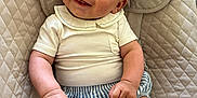 Kurtys a rejoint le concours — aidez-le/la à gagner de superbes lots ! baby, smiling, infant, child, clothing, seat, quilted, beige, striped_shorts, cute_collar, happy, portrait, indoors, skin, hand, foot, head, face, person, comfortable