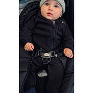 Menzo participe au concours pour gagner de l'argent avec cette photo : baby, child, face, hat, beanie, nike, jacket, black_clothing, car_seat, seatbelt, bundle, curious_expression, indoors, person, infant, cute, small_hands, looking_up, warm_clothing, footwear