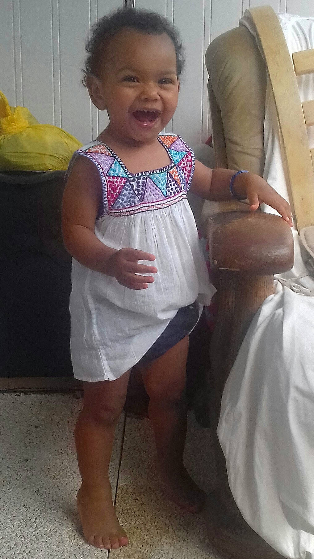 Aida participe au concours pour gagner de l'argent avec cette photo : child, dress, fun, leg, person, skin, smile, toddler