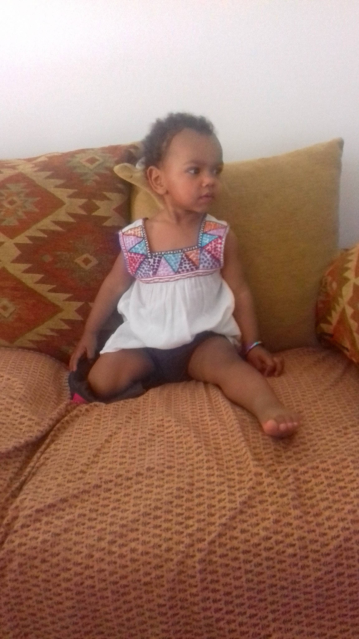 Aida a rejoint le concours — aidez-le/la à gagner de superbes lots ! child, finger, human_leg, knee, leg, mouth, person, sitting, skin, smile, thigh, thumb, tights, toddler