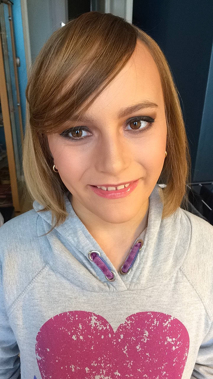 Emiline participe au concours pour gagner de l'argent avec cette photo : bangs, beauty, blond, brown_hair, cheek, chin, eyebrow, eyelash, face, forehead, girl, hair, hair_coloring, hairstyle, human_hair_color, joy, layered_hair, lip, long_hair, person